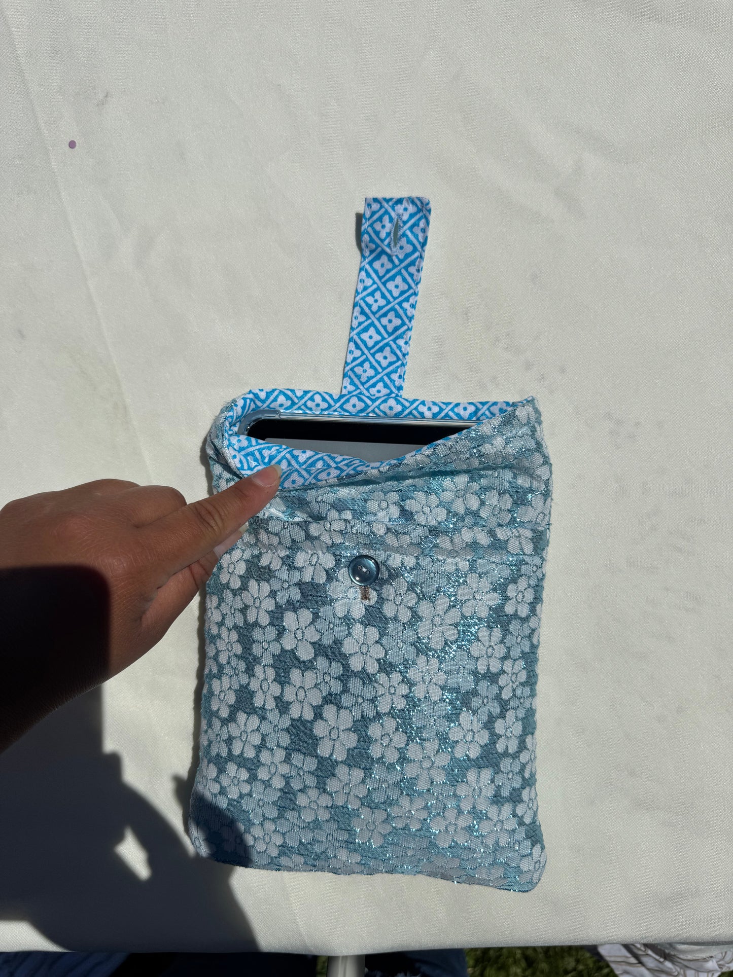 Small Daisy flower All-in-One Kindle Sleeve-(with front pocket)