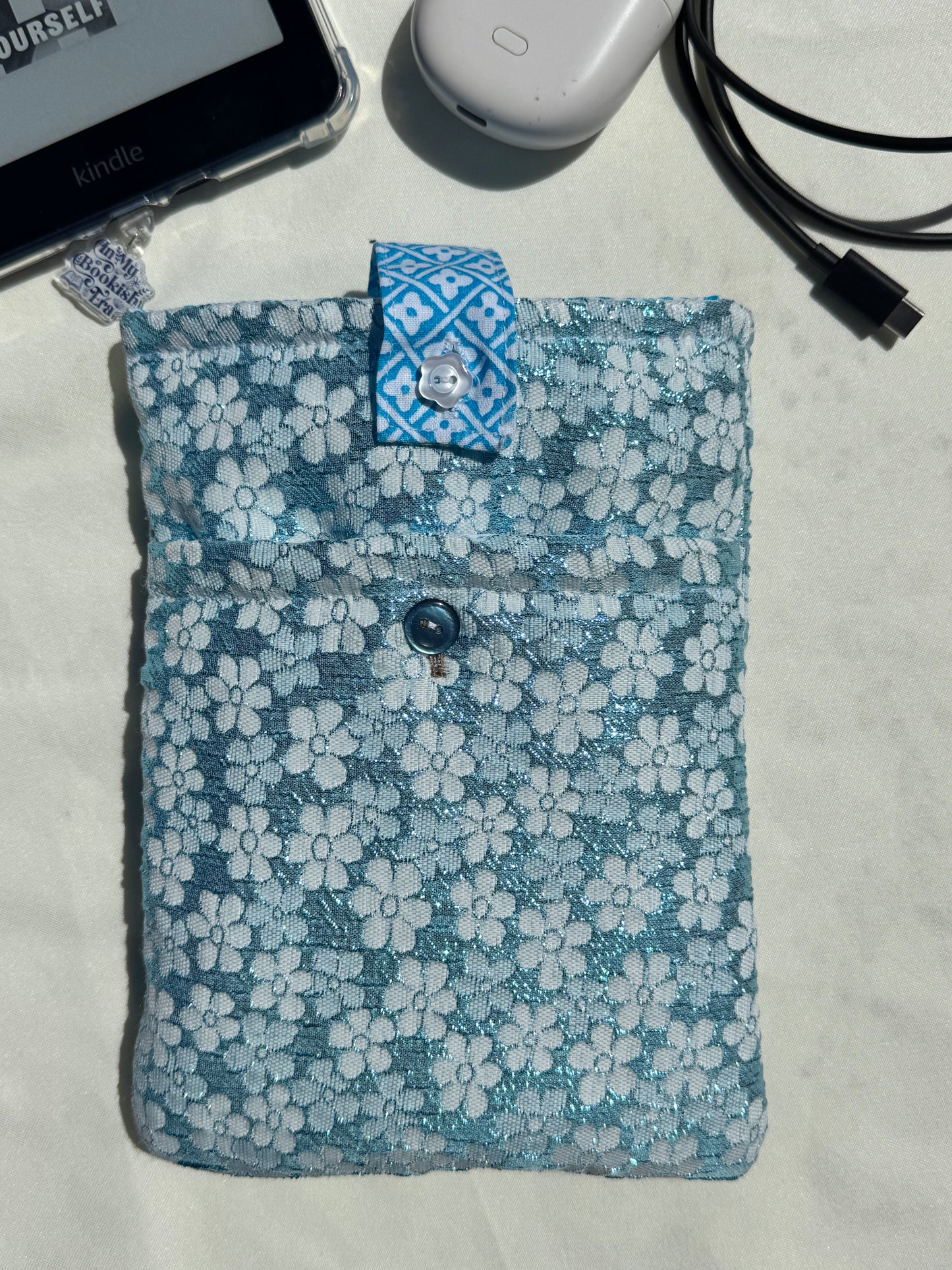 Small Daisy flower All-in-One Kindle Sleeve-(with front pocket)