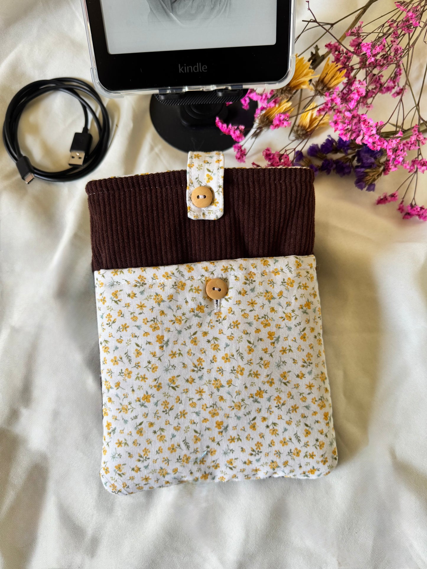 Vanilla Chai All-in-One Kindle Sleeve with Front Pocket
