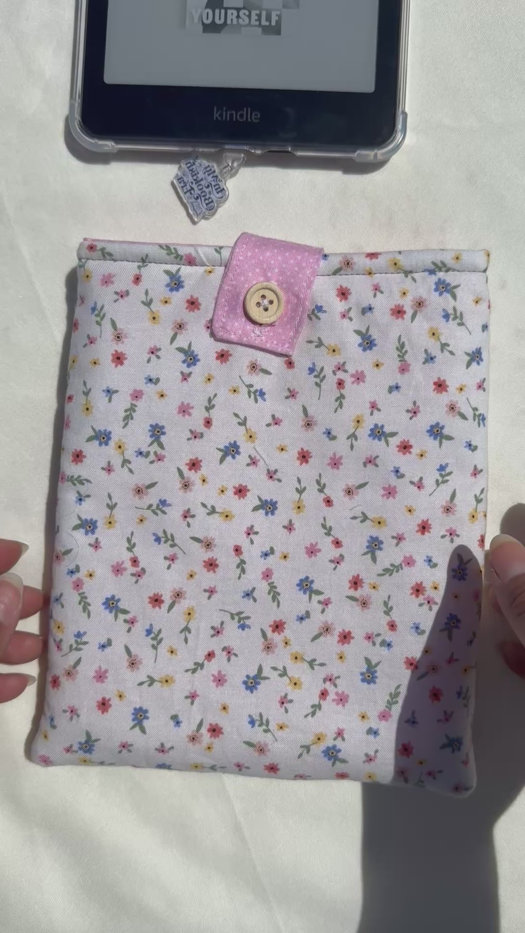 Ditsy Flowers E-Reader Sleeve — (without front Pocket)
